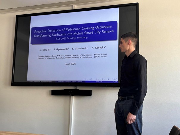 Studenci Wydziału Zastosowań Informatyki i Matematyki z Koła Naukowego „Init” na międzynarodowej konferencji ICCS 2026 w Hamburgu